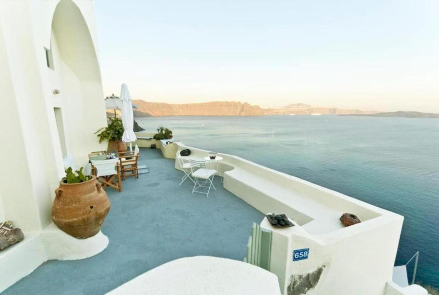 Hanging At The Top Of The World Appartement Oía Buitenkant foto